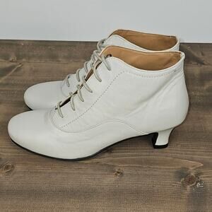 Array by Massey leather lace up ankle boots womens sz9M light grey butter soft